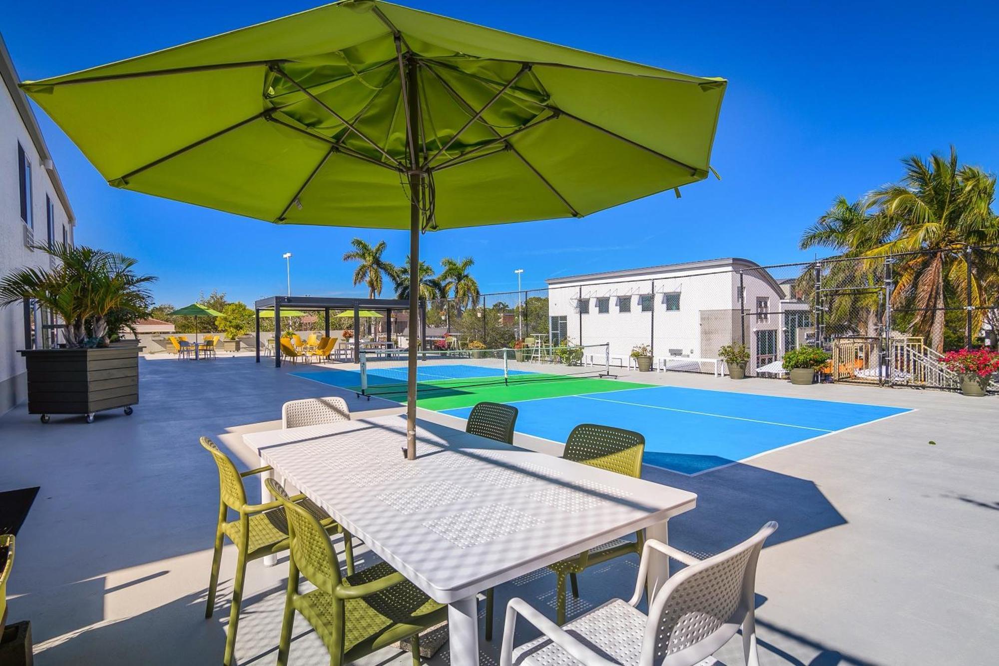 Naples Park Central Hotel ภายนอก รูปภาพ